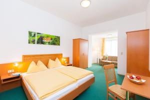 Postel nebo postele na pokoji v ubytování Naturhotel Schloss Kassegg