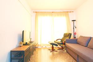 TV a/nebo společenská místnost v ubytování Global Properties, Estudio para parejas con piscina en Canet playa