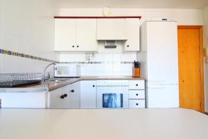Kuchyňa alebo kuchynka v ubytovaní Global Properties, Estudio para parejas con piscina en Canet playa