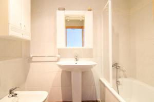 Kúpeľňa v ubytovaní Global Properties, Estudio para parejas con piscina en Canet playa