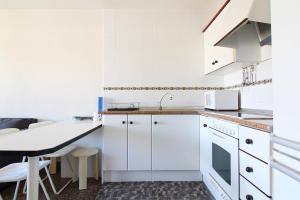 Kuchyň nebo kuchyňský kout v ubytování Global Properties, Estudio para parejas con piscina en Canet playa