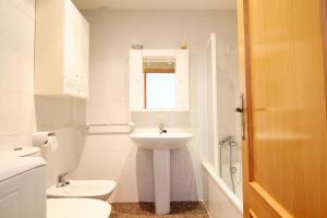 Kúpeľňa v ubytovaní Global Properties, Estudio para parejas con piscina en Canet playa