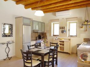 Una cocina y un comedor con mesa y sillas. en Villa Olivia with Pool Vrises Crete, en Alikampos
