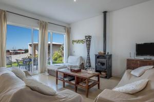 ein Wohnzimmer mit zwei Sofas und einem Tisch in der Unterkunft Casa Victoria in Vejer de la Frontera