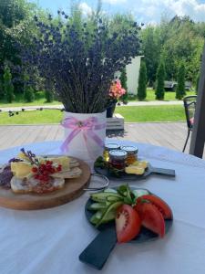 Jedlo v ubytovaní bed & breakfast alebo blízkom okolí