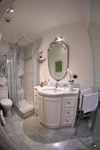 La salle de bains est pourvue d'un lavabo, d'une douche et d'un miroir. dans l'établissement Loft nel cuore di Brera, à Milan