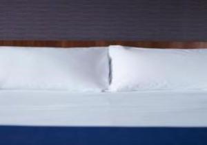almohada blanca sobre la cama en Holiday Inn Express Edinburgh City Centre, an IHG Hotel, en Edimburgo
