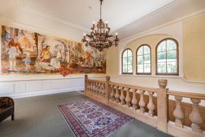 een kamer met een trap en een schilderij aan de muur bij Naturhotel Schloss Kassegg in Sankt Gallen