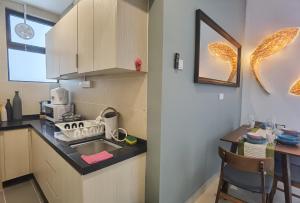 雲頂高原的住宿－Garden Suite@Midhill Genting Highlands (Free Wi-Fi)，一个带水槽和柜台的小厨房