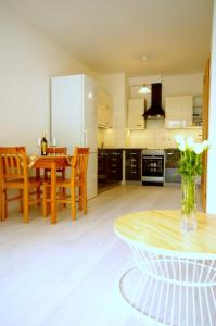 una cocina con una mesa y un jarrón de flores en apartment golden Prague, en Praga