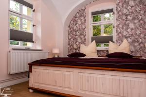 Un pat sau paturi într-o cameră la Kavalierhaus im Rhododendronpark Kromlau