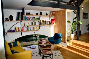 Casa Vigna في آنس: غرفة معيشة مع كرسيين ومدفأة