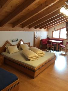 1 Schlafzimmer mit einem großen Bett und einem Esszimmer in der Unterkunft Apart Bellezza in Samnaun