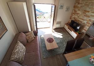 - un salon avec un canapé et une table dans l'établissement Modern Lux Apartment H8 at Milmari Resort, à Kopaonik