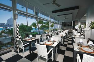 En restaurant eller et spisested på Riu Palace Las Americas - All Inclusive - Adults Only