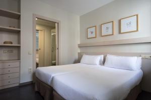 Кровать или кровати в номере Aparthotel Bcn Montjuic