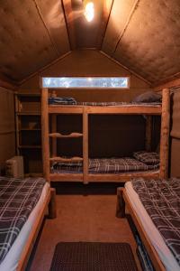 Łóżko lub łóżka piętrowe w pokoju w obiekcie Soesauna Farmstay