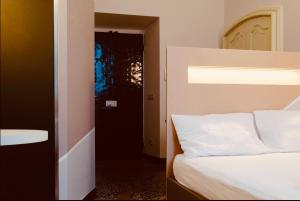 - une chambre avec un lit et une porte menant à une pièce dans l'établissement Centro Acquario (A), à Gênes