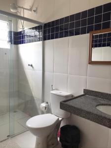 a bathroom with a toilet and a shower and a sink at Pousada Pura Vida in Barreirinhas