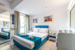 Postel nebo postele na pokoji v ubytování ROY Hotel