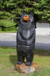 a statue of a bear sitting on top of a pole at Bar Harbor Motel in Bar Harbor