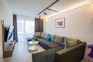 Televízia a/alebo spoločenská miestnosť v ubytovaní MyFlat B-Lake Silver Apartment
