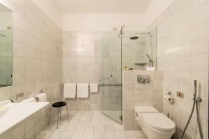 Koupelna v ubytování DUPARC Contemporary Suites