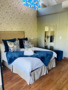 Un pat sau paturi într-o cameră la Bella Blue Guesthouse