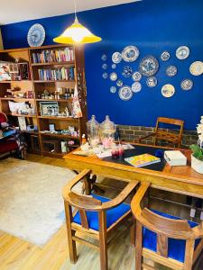 een eetkamer met een tafel en borden aan de muur bij Bella Blue Guesthouse in Bloemfontein