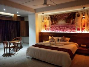 Rúm í herbergi á Hotel The Grand Piano - Best Business Hotel in Patan