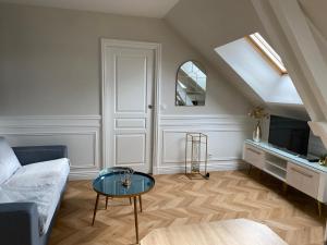 un soggiorno con un divano e un tavolo di La Demeure De Charme a Troyes
