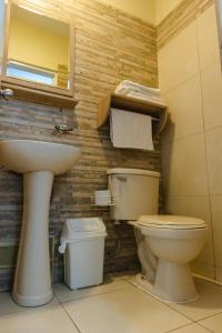 Um banheiro em Hotel Residencial Alfa