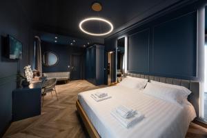 Ein Bett oder Betten in einem Zimmer der Unterkunft OPHELIA Lounge Restaurant Hotel