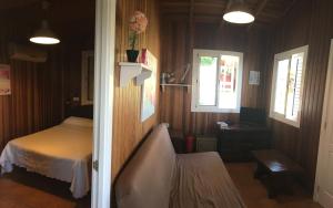 1 dormitorio con cama, escritorio y ventana en Casa Inmaculada Cabañas Mini Complejo Entero en Salobre