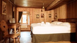 una camera da letto con un letto, una scrivania e una finestra di Hof Zuort a Sent