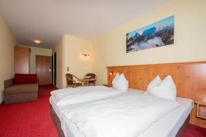 Un pat sau paturi într-o cameră la Alpen-Hotel Seimler