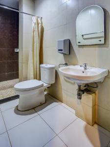 Vonios kambarys apgyvendinimo įstaigoje Super OYO 3936 Hotel Trisula Makassar