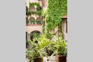 a building with plants on the side of it at Loft in pieno Centro Storico in Como