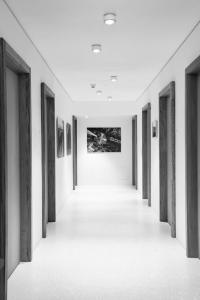 ein leerer Flur einer Kunstgalerie mit Gemälden in der Unterkunft ART HOUSE Basel - Member of Design Hotels in Basel
