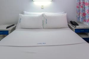 Postel nebo postele na pokoji v ubytování ROY Hotel