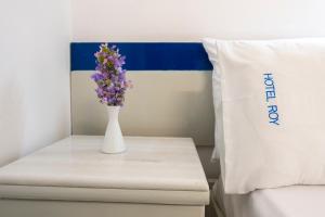 Postel nebo postele na pokoji v ubytování ROY Hotel