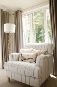 um sofá branco numa sala de estar com uma janela em Hollicarrs - Woodland Lodge em York