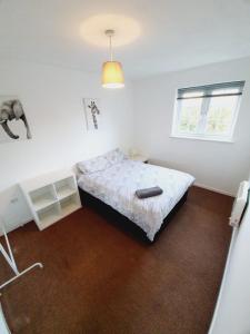 a bedroom with a bed and a window at 2 Bedroom Rayleigh Apartment in Rayleigh