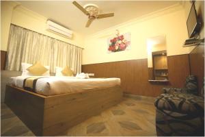 Llit o llits en una habitació de Apples Balaji Inn