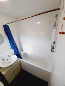 a bathroom with a sink and a bath tub at 2 Bedroom Rayleigh Apartment in Rayleigh