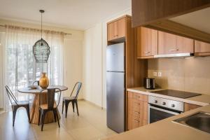 Kuchyňa alebo kuchynka v ubytovaní Deluxe Kefalonia Apartment Apartment Crocus 1 Bedroom Shared Pool Sea View Karavomilos