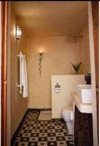 y baño con aseo y lavamanos. en Riad Idrissy, en Fez