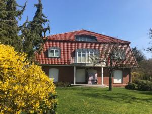 una casa in mattoni con tetto rosso di Kleine Perle, Villa Sonnegarten a Boltenhagen
