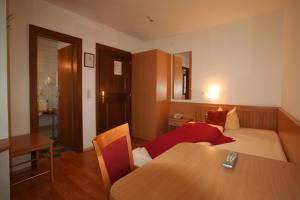 Tempat tidur dalam kamar di Hotel Engl