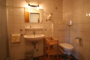 Kamar mandi di Hotel Engl